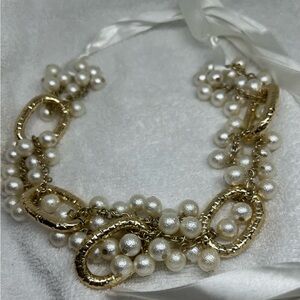 Plunder Frosted Pearl Beads and Gold Oval Gold Tone Link Necklace & Ribbon Tie